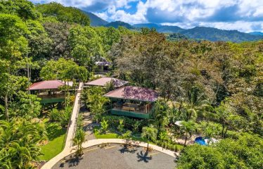 Beautiful Villas with Owners Home- 1.35 Acres