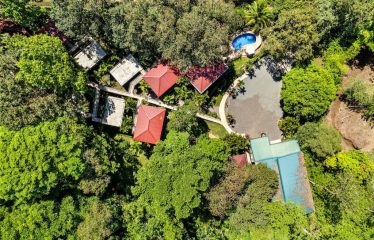 Beautiful Villas with Owners Home- 1.35 Acres