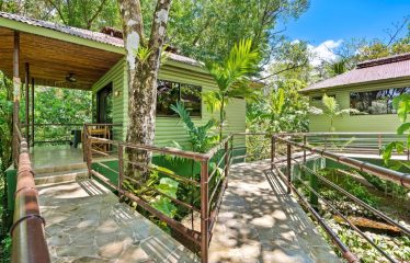 Beautiful Villas with Owners Home- 1.35 Acres