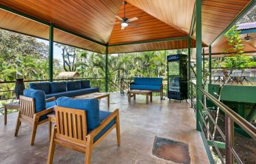 Beautiful Villas with Owners Home- 1.35 Acres