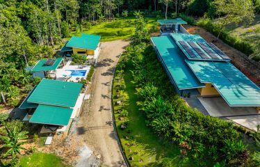 AMAZING Luxury Retreat – Main Home and 2 Guest Villas