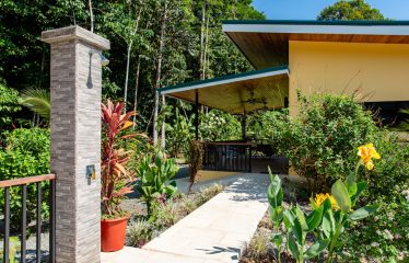 AMAZING Luxury Retreat – Main Home and 2 Guest Villas