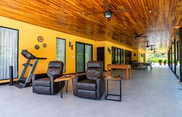 AMAZING Luxury Retreat – Main Home and 2 Guest Villas