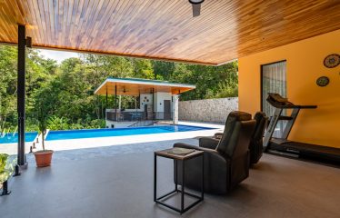 AMAZING Luxury Retreat – Main Home and 2 Guest Villas