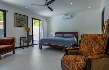 AMAZING Luxury Retreat – Main Home and 2 Guest Villas