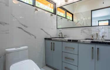 AMAZING Luxury Retreat – Main Home and 2 Guest Villas