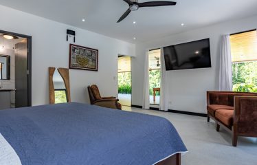 AMAZING Luxury Retreat – Main Home and 2 Guest Villas