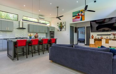 AMAZING Luxury Retreat – Main Home and 2 Guest Villas