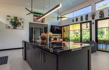 AMAZING Luxury Retreat – Main Home and 2 Guest Villas