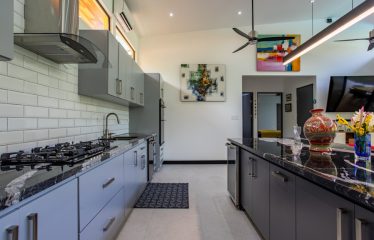 AMAZING Luxury Retreat – Main Home and 2 Guest Villas