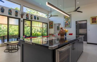 AMAZING Luxury Retreat – Main Home and 2 Guest Villas