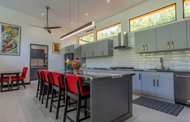 AMAZING Luxury Retreat – Main Home and 2 Guest Villas