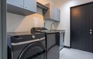 AMAZING Luxury Retreat – Main Home and 2 Guest Villas