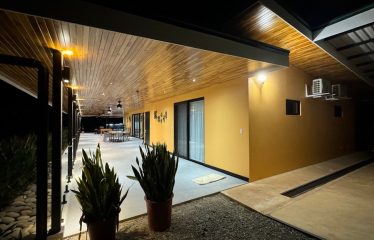 AMAZING Luxury Retreat – Main Home and 2 Guest Villas