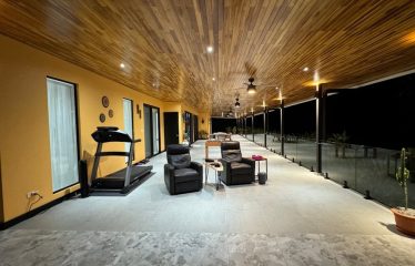 AMAZING Luxury Retreat – Main Home and 2 Guest Villas