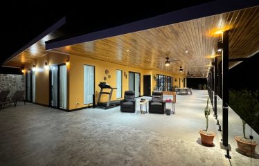 AMAZING Luxury Retreat – Main Home and 2 Guest Villas