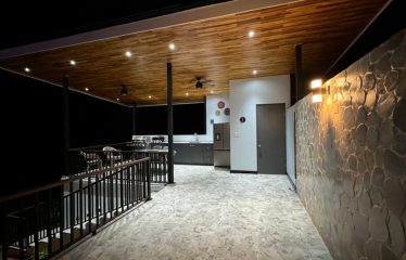 AMAZING Luxury Retreat – Main Home and 2 Guest Villas