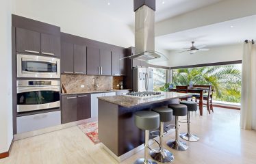 Beautiful Villa with Separate Studio Apartment