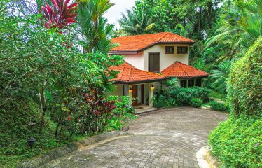 PRIVATE VILLA WITH WHALE TAIL OCEAN VIEW CLOSE TO DOWNTOWN UVITA