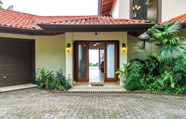 PRIVATE VILLA WITH WHALE TAIL OCEAN VIEW CLOSE TO DOWNTOWN UVITA