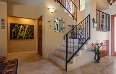 PRIVATE VILLA WITH WHALE TAIL OCEAN VIEW CLOSE TO DOWNTOWN UVITA