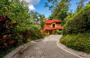 PRIVATE VILLA WITH WHALE TAIL OCEAN VIEW CLOSE TO DOWNTOWN UVITA