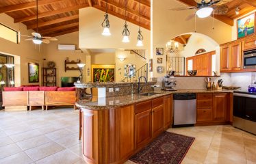 PRIVATE VILLA WITH WHALE TAIL OCEAN VIEW CLOSE TO DOWNTOWN UVITA