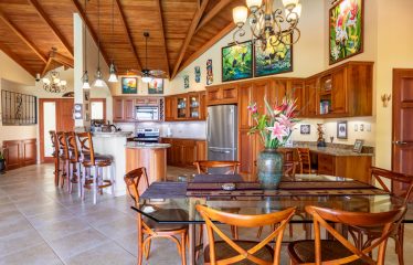 PRIVATE VILLA WITH WHALE TAIL OCEAN VIEW CLOSE TO DOWNTOWN UVITA