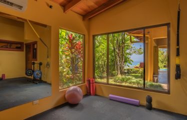 PRIVATE VILLA WITH WHALE TAIL OCEAN VIEW CLOSE TO DOWNTOWN UVITA