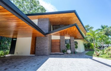 BEAUTIFUL 8 BEDROOMS HOME IN THE HEART OF MANUEL ANTONIO – 2.47 ACRES