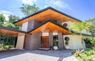 BEAUTIFUL 8 BEDROOMS HOME IN THE HEART OF MANUEL ANTONIO – 2.47 ACRES