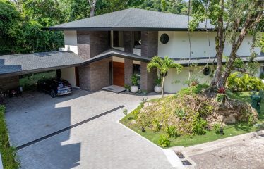 BEAUTIFUL 8 BEDROOMS HOME IN THE HEART OF MANUEL ANTONIO – 2.47 ACRES