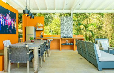 AMAZING PROPERTY WITH RESIDENCIAL OR COMMERCIAL OPPORTUNITIES