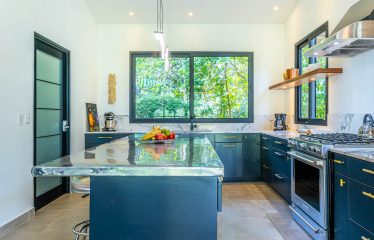 AMAZING PROPERTY WITH RESIDENCIAL OR COMMERCIAL OPPORTUNITIES