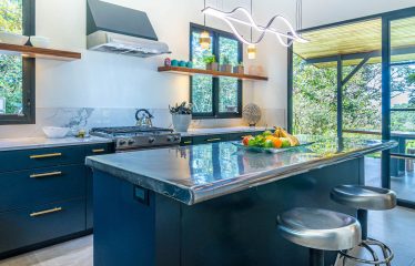 AMAZING PROPERTY WITH RESIDENCIAL OR COMMERCIAL OPPORTUNITIES