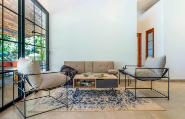 AMAZING PROPERTY WITH RESIDENCIAL OR COMMERCIAL OPPORTUNITIES