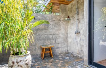 AMAZING PROPERTY WITH RESIDENCIAL OR COMMERCIAL OPPORTUNITIES