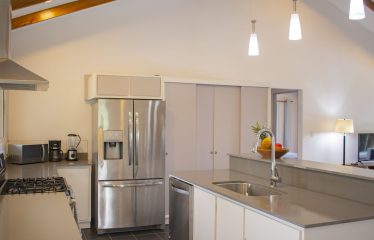 LUXURIOUS 3-BEDROOM HOME WITH MOUNTAIN & OCEAN VIEW – 3.32 ACRES