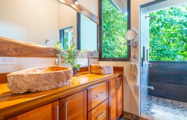 3 BEDROOM LUXURY HOME WITH OCEAN VIEW AND GUEST HOUSE