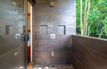 3 BEDROOM LUXURY HOME WITH OCEAN VIEW AND GUEST HOUSE