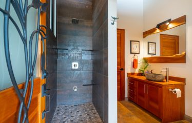 3 BEDROOM LUXURY HOME WITH OCEAN VIEW AND GUEST HOUSE