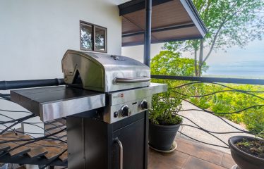 3 BEDROOM LUXURY HOME WITH OCEAN VIEW AND GUEST HOUSE