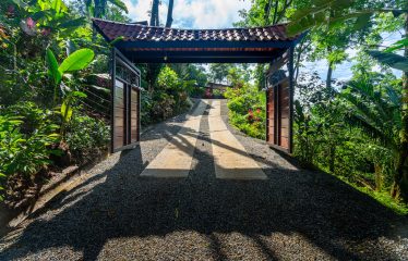 3 BEDROOM LUXURY HOME WITH OCEAN VIEW AND GUEST HOUSE