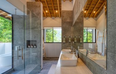 LUXURY 5 BEDROOM HOME WITH OCEAN VIEW