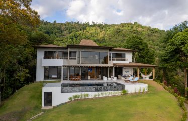 LUXURY 5 BEDROOM HOME WITH OCEAN VIEW