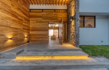 LUXURY 5 BEDROOM HOME WITH OCEAN VIEW