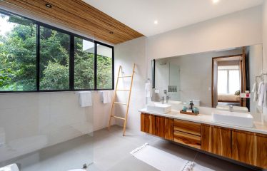 LUXURY 5 BEDROOM HOME WITH OCEAN VIEW