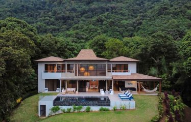 LUXURY 5 BEDROOM HOME WITH OCEAN VIEW