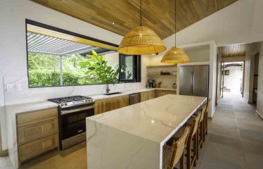 4 BEDROOMS LUXURY HOME WITH AMAZING OCEAN VIEW – 4 ACRES