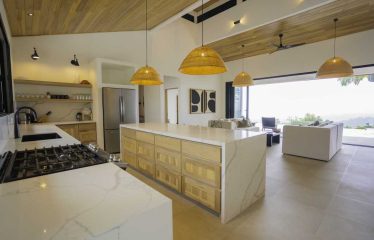 4 BEDROOMS LUXURY HOME WITH AMAZING OCEAN VIEW – 4 ACRES